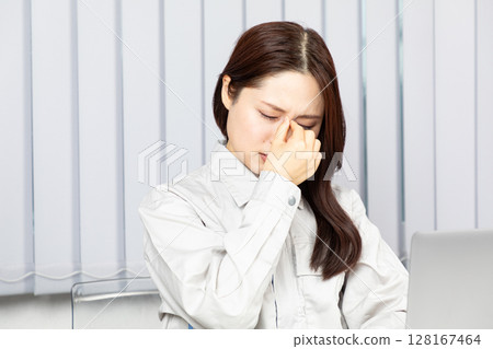 穿著工作服的亞洲女人摀著眼睛 02 128167464