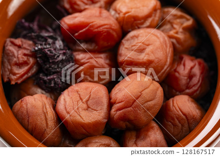 裝滿醃李子的罐子的特寫 128167517