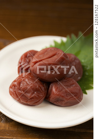 盤子裡的醃梅子和紫蘇葉 128167522