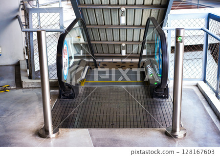LED green light arrow Signage stainless pole in front of escalator sign the passenger the right way up and down. 128167603