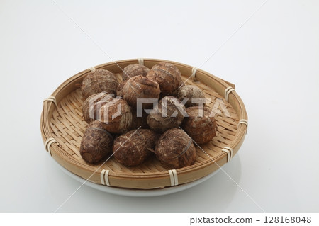 Boiled taro in a bamboo basket Boiled taro in a bamboo basket 128168048