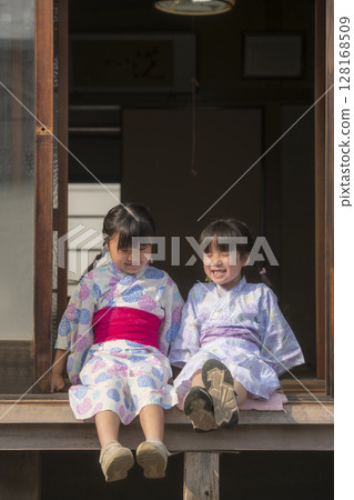 穿著浴衣的兩姊妹在陽台上微笑 128168509