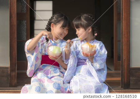 穿著浴衣的姊妹在陽台上吃刨冰 128168510
