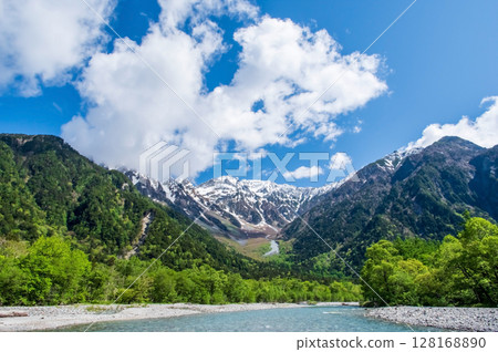 Refreshing Kamikochi! "The magnificent view of the Hotaka mountain range and the clear waters of the Azusa River" 128168890