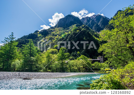 "Refreshing Kamikochi! Spectacular views around Kappabashi Bridge" Clear waters of the Azusa River and Mt. Rokuhyaku 128168892