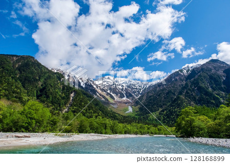 Refreshing Kamikochi! "The magnificent view of the Hotaka mountain range and the clear waters of the Azusa River" 128168899