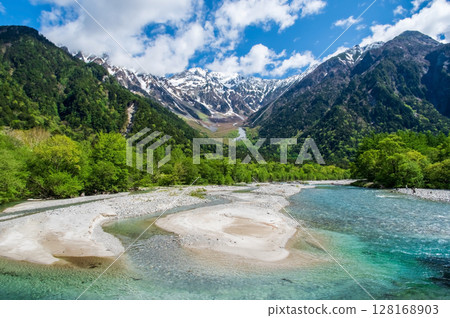 Refreshing Kamikochi! "The magnificent view of the Hotaka mountain range and the clear waters of the Azusa River" Refreshing Kamikochi! "The magnificent view of the Hotaka mountain range and the clear waters of the Azusa River" 128168903
