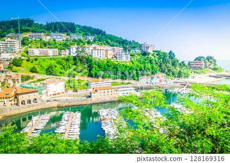 Ondarroa town and port Ondarroa town and port 128169316