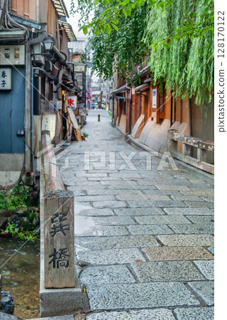 The charming streets of Gion Shirakawa in Kyoto, with their cobblestone alleys and picturesque scenery leading to Tatsumi Bridge. The charming streets of Gion Shirakawa in Kyoto, with their cobblestone alleys and picturesque scenery leading to Tatsumi Bridge. 128170122