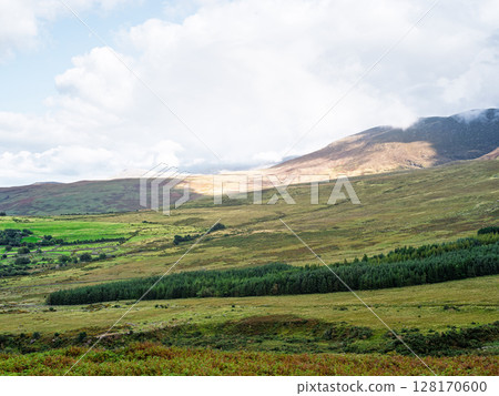 Carrauntoohil walkway offers stunning views of mountains and valleys in county kerry, ireland on a partly cloudy day. 128170600