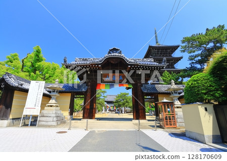 [Kagawa Prefecture] Shikoku Sacred Ground "Zentsuji No. 75" Sohonzan Zentsuji (Nandaimon and Five-storied Pagoda) 128170609