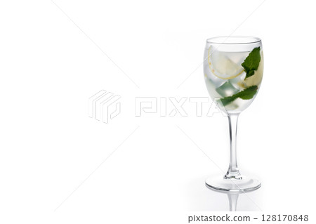Hugo Spritz cocktail in glass 128170848