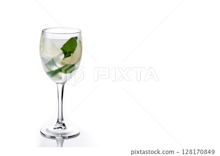 Hugo Spritz cocktail in glass Hugo Spritz cocktail in glass 128170849
