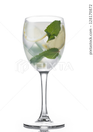 Hugo Spritz cocktail in glass Hugo Spritz cocktail in glass 128170872