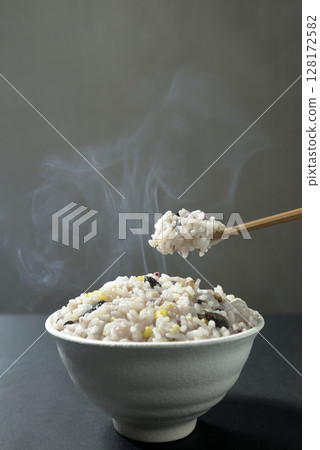 熱氣騰騰、新鮮出爐的米飯，粒粒分明 128172582