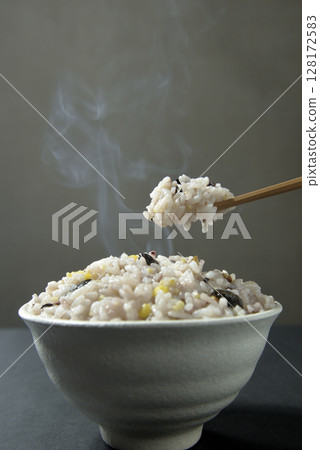 Steaming hot, freshly cooked rice with grains 128172583