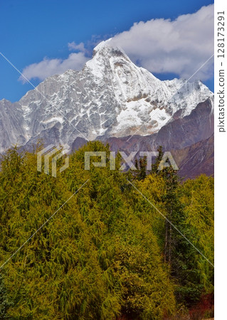 Hiking in Siguniang Mountain, Sichuan Province 128173291