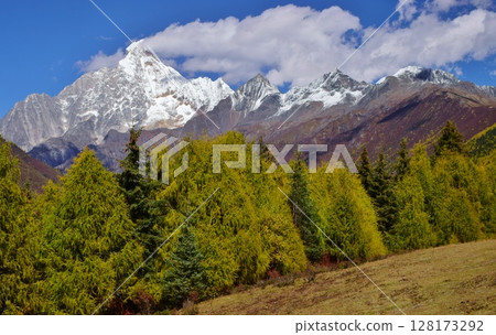 Hiking in Siguniang Mountain, Sichuan Province 128173292