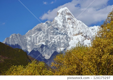 Hiking in Siguniang Mountain, Sichuan Province 128173297