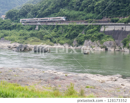 【高山本線】黃昏時分，沿著木曾川行駛的飛鎢特快列車 128173352