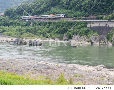【高山本線】黃昏時分,沿著木曾川行駛的飛鎢特快列車 【高山本線】黃昏時分,沿著木曾川行駛的飛鎢特快列車 128173353