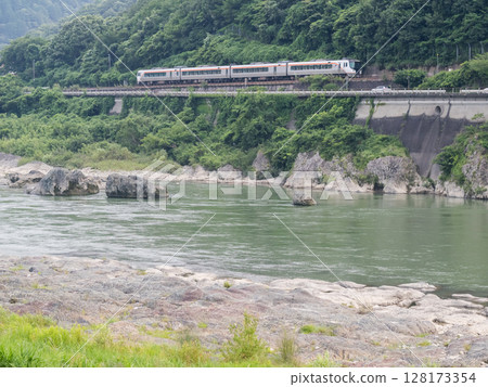 【高山本線】黃昏時分,沿著木曾川行駛的飛鎢特快列車 【高山本線】黃昏時分,沿著木曾川行駛的飛鎢特快列車 128173354