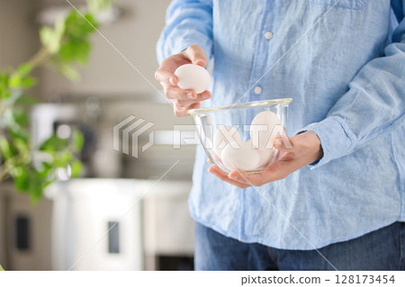 準備雞蛋菜餚的年輕人的手 128173454