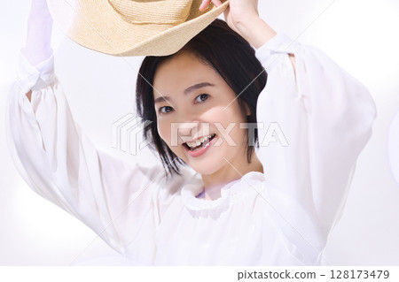 Beauty Middle-aged woman with straw hat Beauty Middle-aged woman with straw hat 128173479