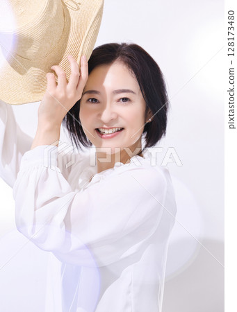 Beauty Middle-aged woman with straw hat 128173480