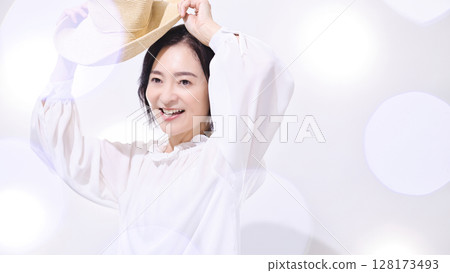 戴草帽的美女中年婦女 戴草帽的美女中年婦女 128173493