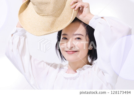 Beauty Middle-aged woman with straw hat Beauty Middle-aged woman with straw hat 128173494