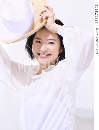 Beauty Middle-aged woman with straw hat 128173498