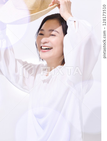 Beauty Middle-aged woman with straw hat 128173510