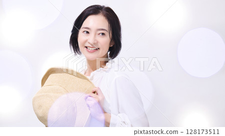Beauty Middle-aged woman with straw hat 128173511