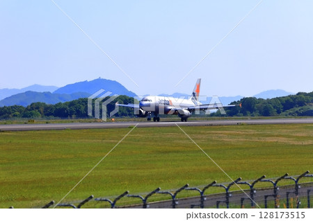 [香川縣] 客機與噴射機起飛（高松機場） 128173515