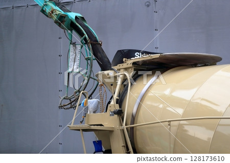 A pump truck that returns the remaining concrete to the ready-mix concrete truck 128173610