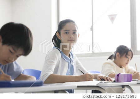 孩子們認真上課 128173693