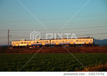 The former JNR 119 series Echizen Railway MC7000 train, with its body painted in the sunset sky __ Photographed on June 30, 2025 The former JNR 119 series Echizen Railway MC7000 train, with its body painted in the sunset sky __ Photographed on June 30, 2025 128173742