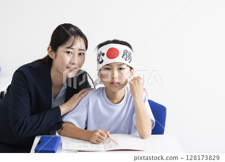 正在複習考試的小學生 128173829