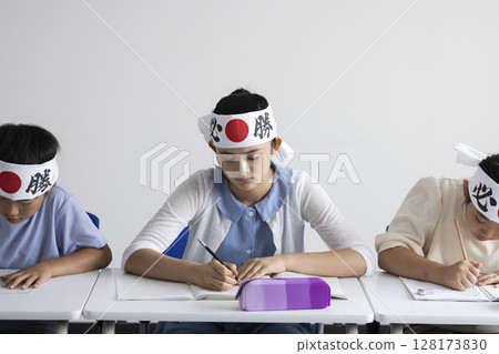 正在複習考試的小學生 128173830