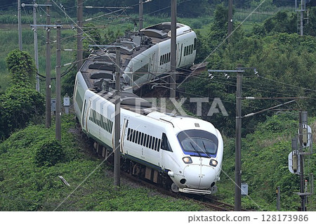 [JR Kyushu] 885 Series Limited Express "Sonic" (Nippo Main Line: Ogami - Kitsuki) 128173986