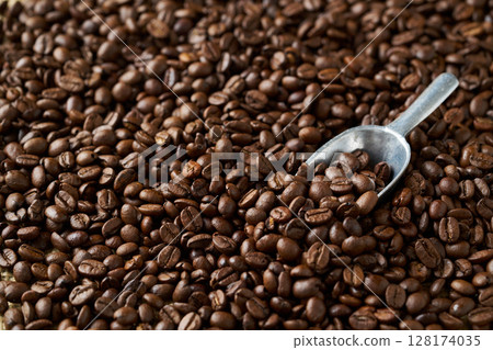 Roasted coffee beans Roasted coffee beans 128174035