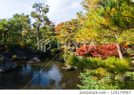Autumn in Himeji, Hyogo Prefecture: Autumn leaves at Kokoen Garden Autumn in Himeji, Hyogo Prefecture: Autumn leaves at Kokoen Garden 128174067