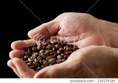 手上的咖啡豆 128174184