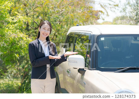 站在汽車旁的女商人 站在汽車旁的女商人 128174373