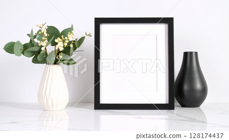 大理石桌上的黑色相框照片架 大理石桌上的黑色相框照片架 128174437