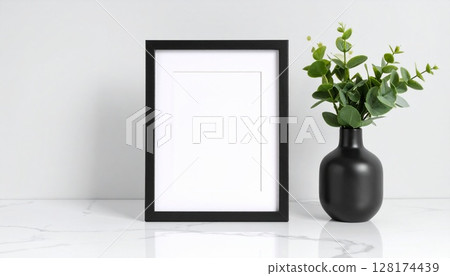 大理石桌上的黑色相框照片架 大理石桌上的黑色相框照片架 128174439