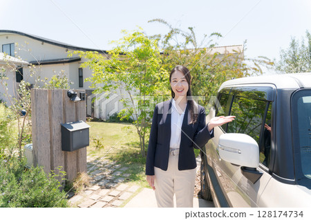 站在汽車旁的女商人 站在汽車旁的女商人 128174734