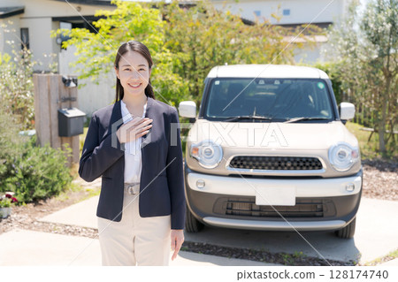 站在汽車旁的女商人 站在汽車旁的女商人 128174740