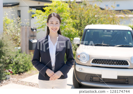 站在汽車旁的女商人 128174744